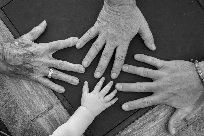 Mani di tre generazioni a confronto